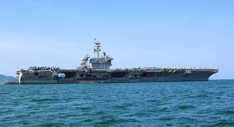 La porte-avions Theodore Roosevelt (CVN 71) et le croiseur lance-missiles USS Bunker Hill (CG52) de la Marine des Etats-Unis ont jeté l'ancre le 5 mars 2020 au port de la ville de Da Nang, au Centre, pour une visite officielle au Vietnam du 5 au 9 mars 2020. Photo: VNA