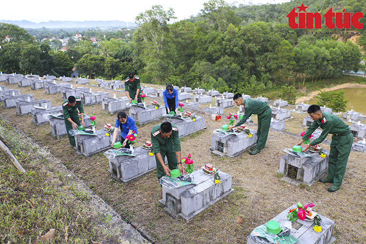 Des jeunes du district de Huong Son, province de Ha Tinh, rendent hommage aux héros morts pour la Patrie au cimetière national des martyrs Nâm. Photo: Journal Tin tuc
