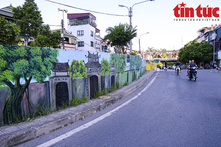 Les murs autrefois écaillés revêtent aujourd’hui une nouvelle parure grâce à des peintures murales colorées.