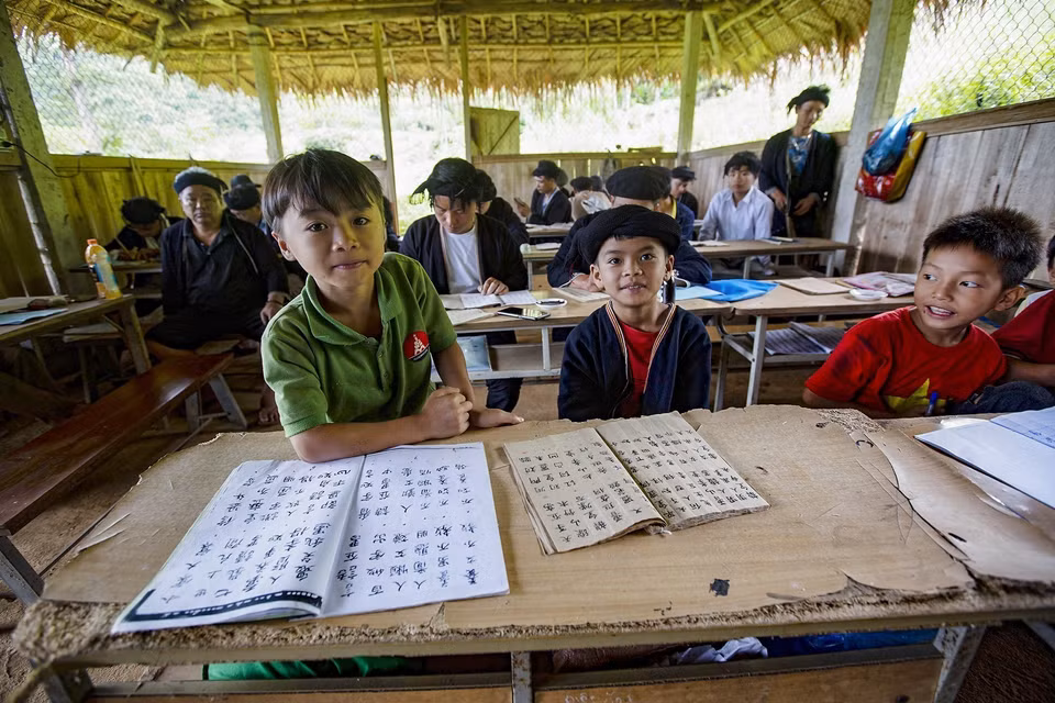 Les enfants de l'ethnie Dao Tien au hameau de Sung sont toujours les élèves les plus intéressés dans la classe de l'écriture Nom-Dao de Ly Van Henh. 
