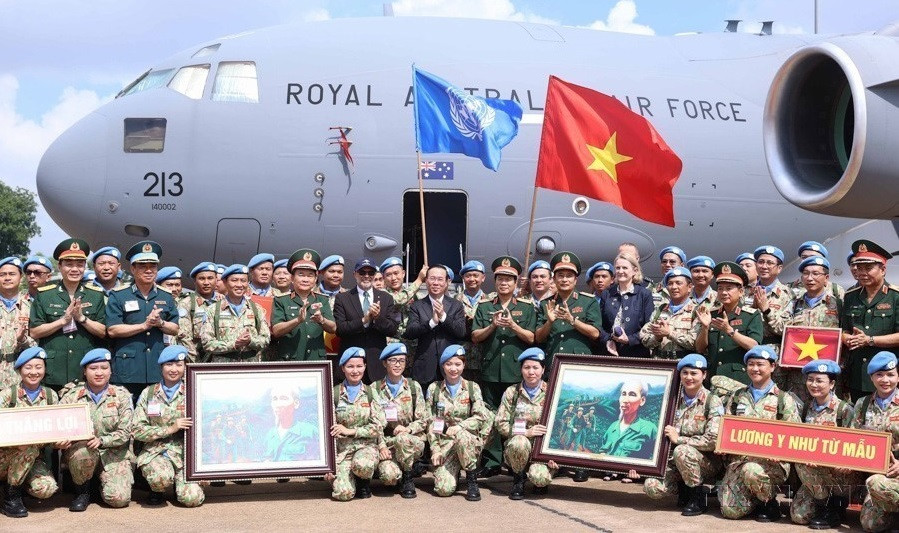 Le président Vo Van Thuong assiste le 29 juin à la cérémonie de départ de l'Hôpital de campagne de niveau 2 N°5 et de l'équipe du génie N°2 pour leur mission de maintien de la paix de l'ONU au Soudan du Sud.