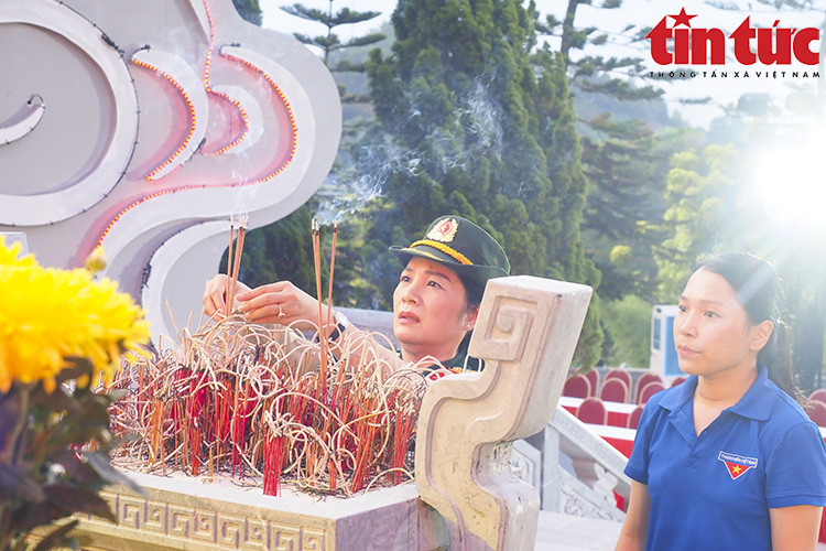 Des jeunes du district de Huong Son, province de Ha Tinh, rendent hommage aux héros morts pour la Patrie au cimetière national des martyrs Nâm. Photo: Journal Tin tuc