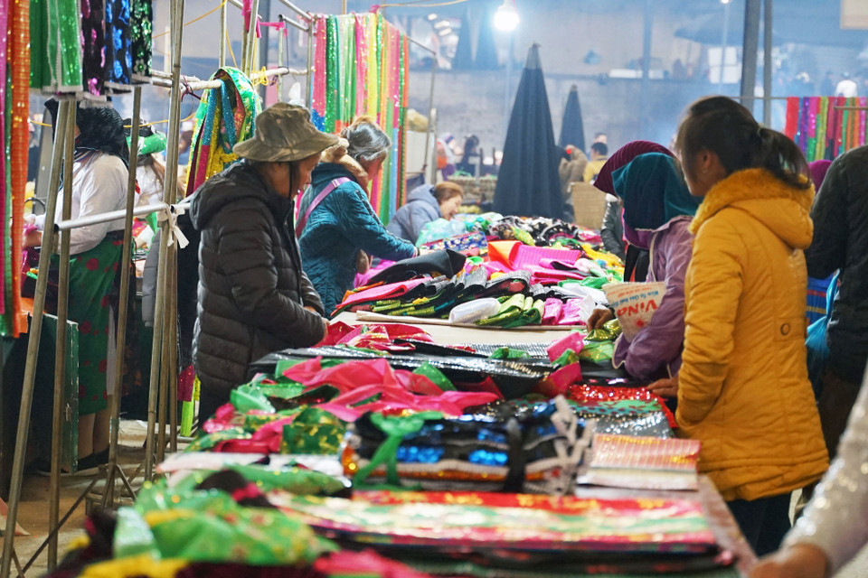 Les différentes ethnies apportent leurs produits agricoles ou ustensiles de fabrication artisanale qu’elles échangeront contre des vêtements chauds, des sandales en plastique, des chaussures ou des téléphones portables.