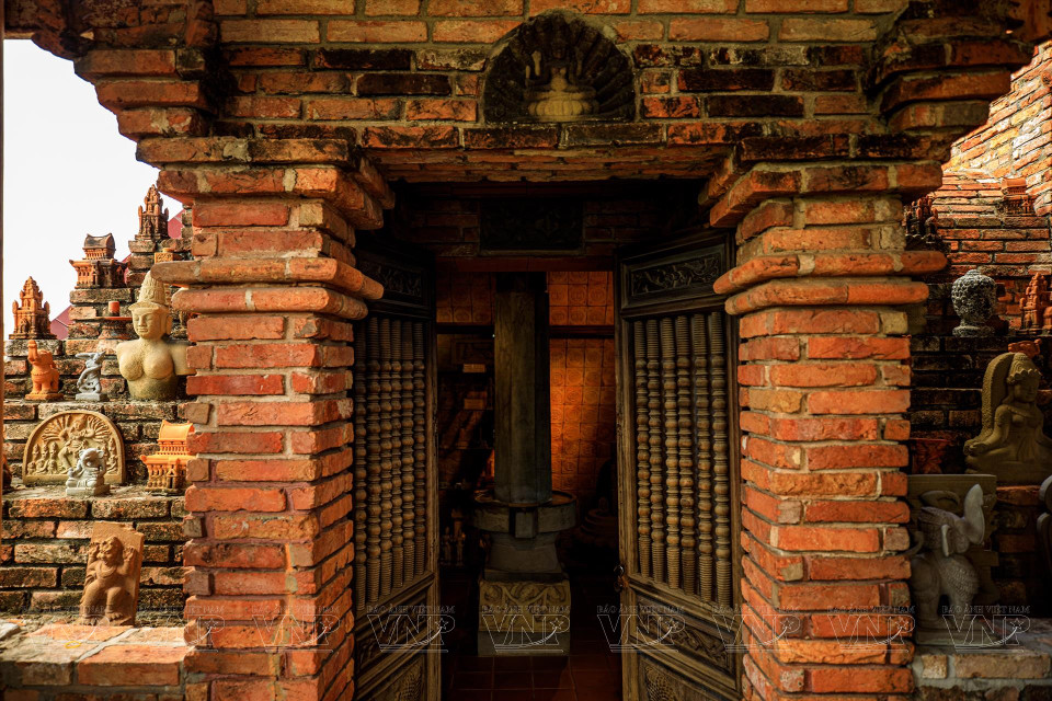 Il y a aussi une bibliothèque contenant de nombreux livres en chinois et en écriture vietnamienne ancienne (nôm) sur la médecine traditionnelle.