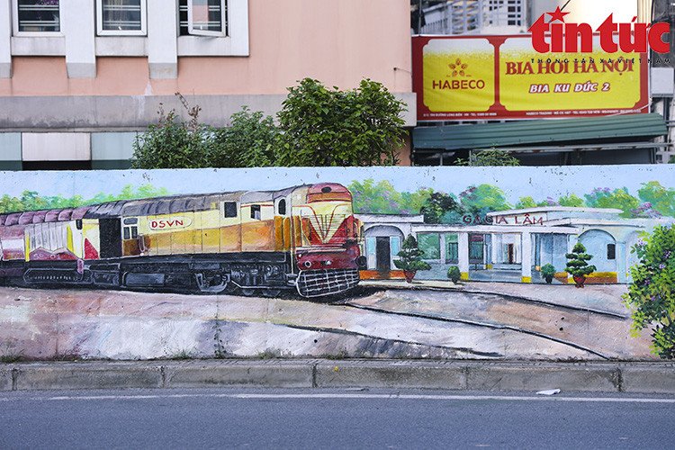 Les peintures murales sont liées aux lieux célèbres du district de Long Biên tels que le pont Long Biên, la gare de Gia Lâm, le temple Trân Vu, le portail du village de Lê Mât, ainsi qu’à des jeux traditionnels marquants comme le « tir à la corde » et des personnages emblématiques de l’enfance qui sont représentés de manière vivante.