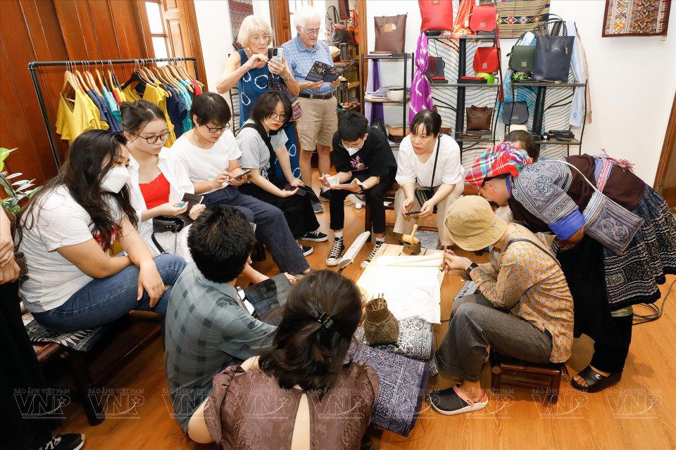 Un workshop sur l'art de dessin avec de la cire d'abeille sur toile, dirigé par l'artiste Ly Thi Ninh à Hanoï, est une activité visant présenter la beauté de la culture indigène des minorités ethniques aux touristes internationaux dans la capitale Hanoï. 