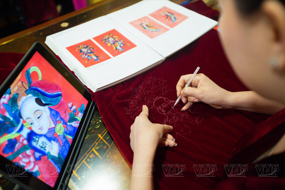 Les motifs brodés à la main demandent de l'ingéniosité et de la minutie.