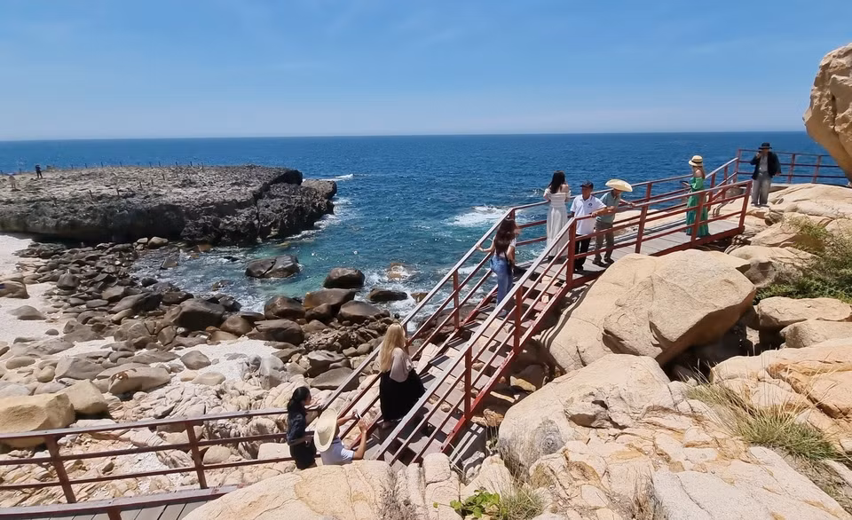 Touristes à Hang Rai, parc national de Nui Chua.