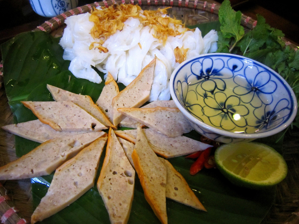C'est la façon particulière de faire le "banh cuon" et l'harmonie des saveurs qui impressionnent les convives. Il existe des variations de goût et de confection selon les régions.