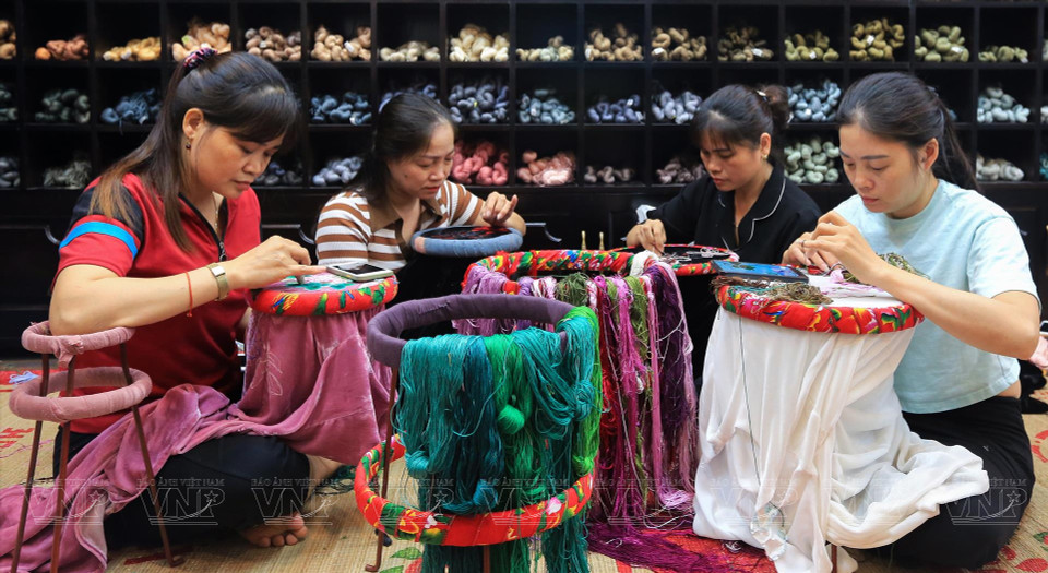 La broderie est réalisée manuellement par des artisanes du village de broderie de Thuong Tin, en banlieu de Hanoï. 