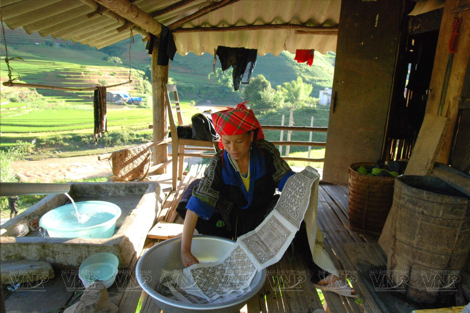 Le procédé est le suivant : faire fondre de la cire d’abeille, aplatir le tissu et dessiner dessus à l’aide d’un stylet en bambou. La dessinatrice doit impérativement se mettre à côté du feu pour pouvoir tremper son stylet dans de la cire d’abeille chauffée aux braises. Ça lui prend facilement une semaine, voire plusieurs mois, pour dessiner sur un tissu suffisamment grand pour confectionner une jupe. Les dessins finis, le tissu sera bouilli, teinté à l’indigo et séché au soleil, avant de pouvoir servir à la confection.