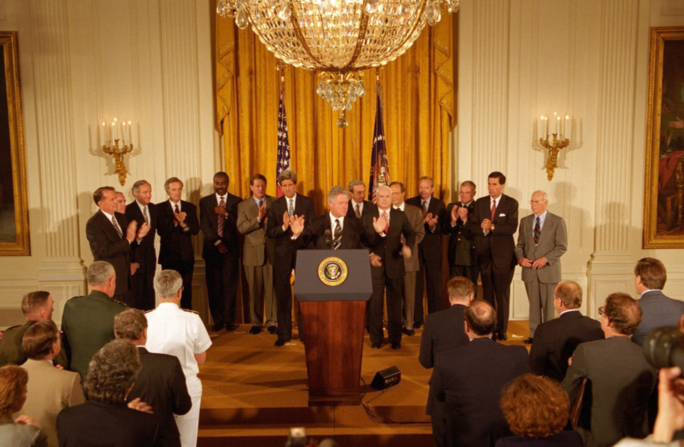 Dans la nuit du 11 juillet 1995 à la Maison Blanche à Washington DC (heure locale), le président américain Bill Clinton a lu une proclamation visant à normaliser les relations diplomatiques avec le Vietnam. Photo: Maison Blanche/VNA