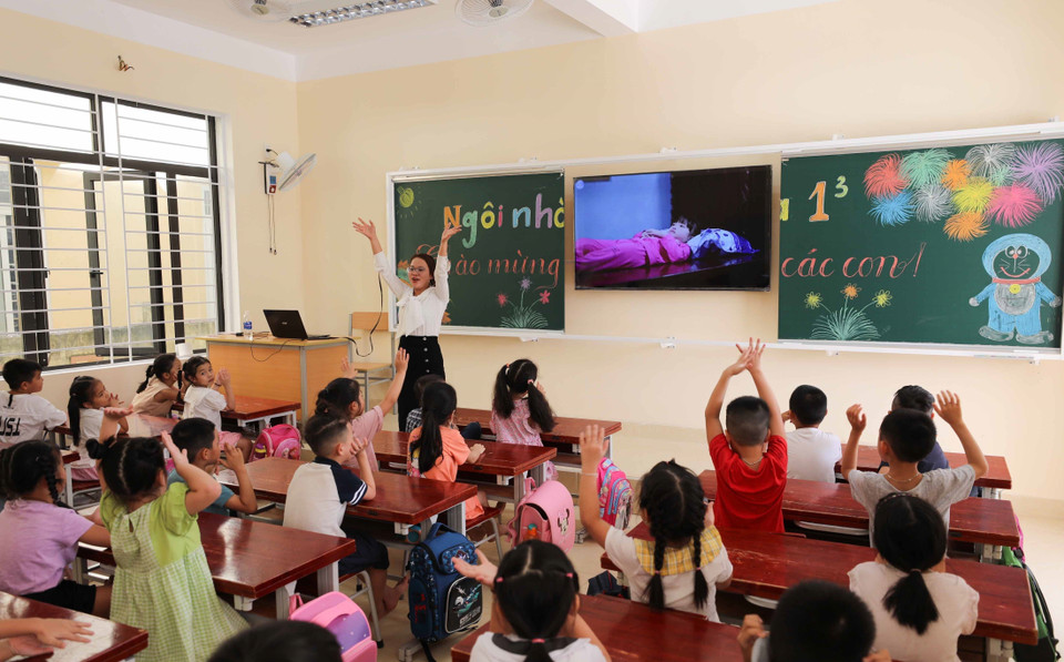 Cette année scolaire, les élèves de première année de l'école primaire de Hai Dinh dans le district de Dong Hoi de la province de Quang Binh (Centre) étudieront dans de nouvelles salles aux standards modernes. 