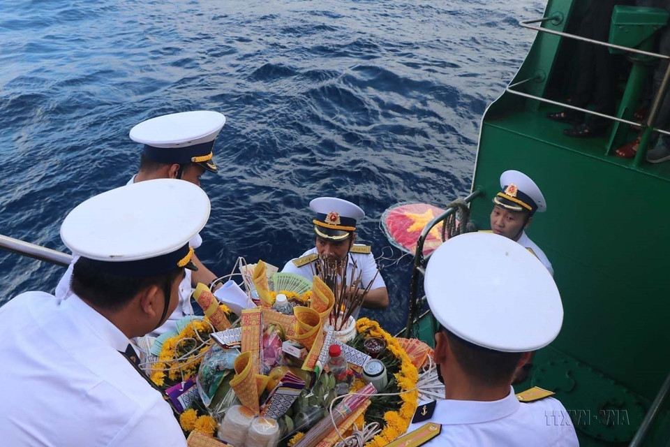 Des soldats de la Marine rendent hommage aux personnes qui se sont sacrifiées pour défendre la souveraineté maritime et insulaire de la Patrie. Photo : VNA
