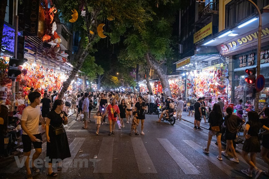 La rue Hàng Ma devient très animée.