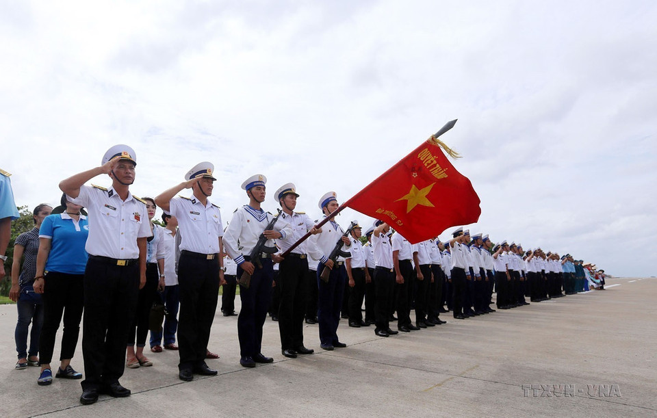 Les soldats en garnison à Truong Sa sont prêts à défendre fermement la souveraineté maritime et insulaire du pays. Photo : VNA