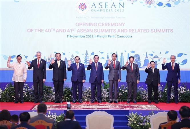 Le Premier ministre Pham Minh Chinh (4e à gauche) et les chefs des délégations des pays membres de l'ASEAN à l'ouverture des 40e et 41e Sommets de l'ASEAN et les réunions connexes. Photo: VNA