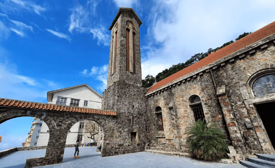 Située au centre de Tam Dao, l'église en pierre se dresse solennellement à flanc de montagne, entourée de pins. Avec de nombreuses caractéristiques précieuses et uniques, l'église de Tam Dao est une attraction populaire.