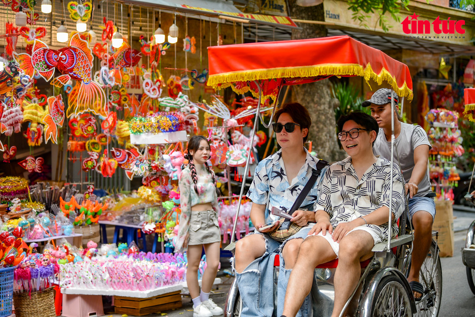 Les touristes apprécient aussi de déambuler dans les rues Hàng Ma et Hàng Luoc. 