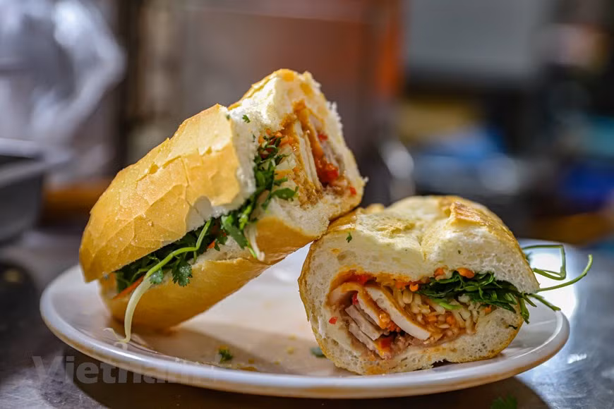 Le banh mi, dérivé de la baguette française, est devenu un aliment de renommée mondiale par des générations de Vietnamiens et aussi une source de fierté pour le peuple vietnamien. 