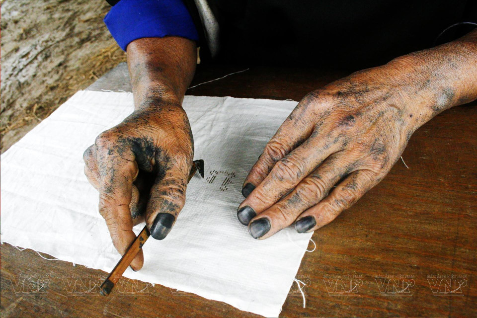 Les habits traditionnels des Mong, qui sont en lin, doivent leur originalité aux dessins que leurs créatrices réalisent avec de la cire d’abeille. Sophistiquée mais aboutissant à des créations uniques, cette technique est jalousement préservée par les Mong de la province septentrionale de Lai Chqu.