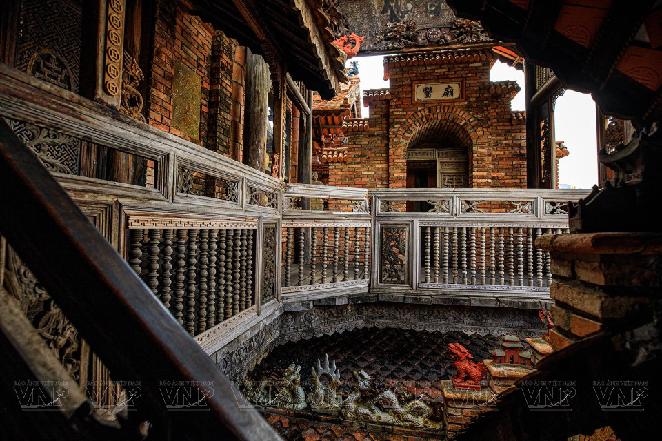 Des panneaux horizontaux et des sentences parallèles laquées de rouge et garnies d'or honorent leurs mérites. Les murs et les piliers du musée sont ornés de gravures sur bois qui décrivent des facettes de la médecine traditionnelle vietnamienne.