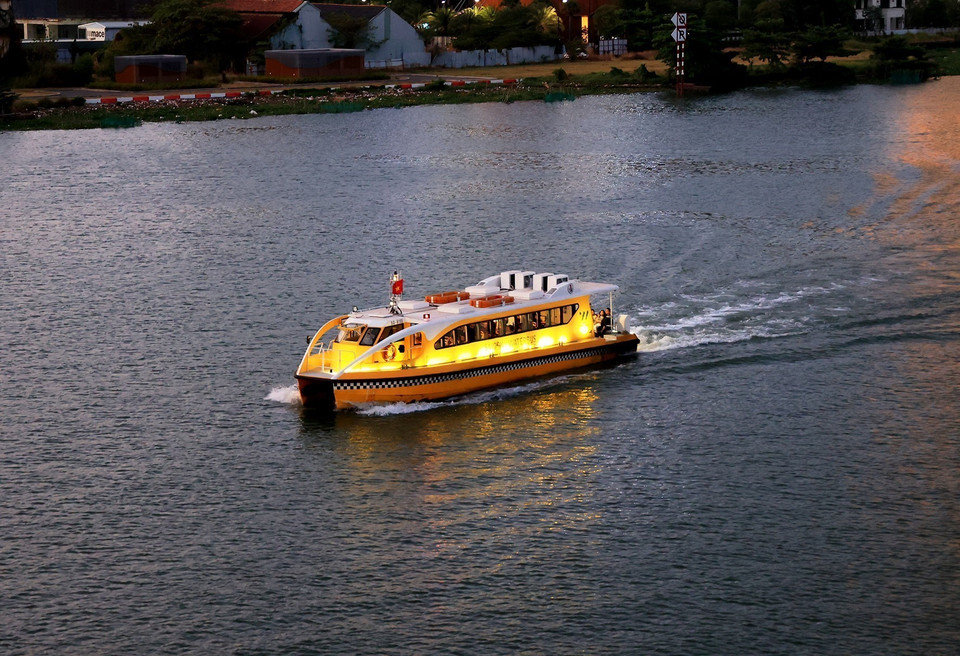 Croisière touristique transportant des passagers pour visiter Ho Chi Minh-Ville sur la rivière Saigon. Photo: VNA
