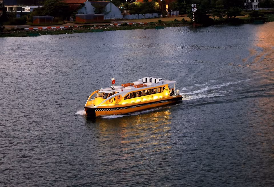 Croisière touristique transportant des passagers pour visiter Ho Chi Minh-Ville sur la rivière Saigon. Photo: VNA