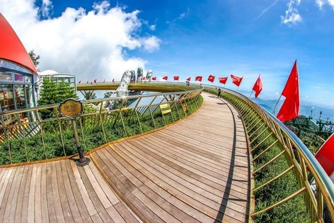 Le pont d'Or (Golden Bridge ou Câu Vàng en vietnamien), dans la zone touristique Bà Nà Hills, à Da Nang (Centre) est une destination attrayante pour les visiteurs. Photo: VNA