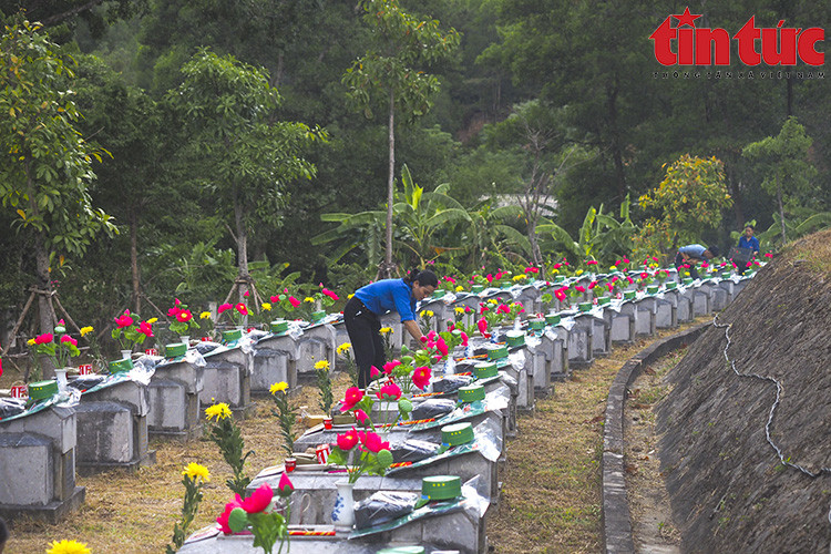La cérémonie d'offre d'encens pour commémorer les martyrs est une activité traditionnelle annuelle pour commémorer les sacrifices héroïques des héros et martyrs.