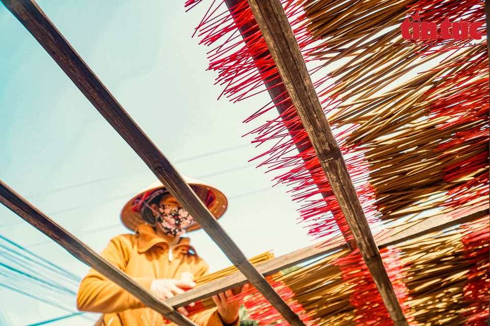 Partout dans les hameaux de Cau Bau, Phu Luong Thuong et Dao Tu, le rose et le rouge des bâtons d'encens illuminent les rues.