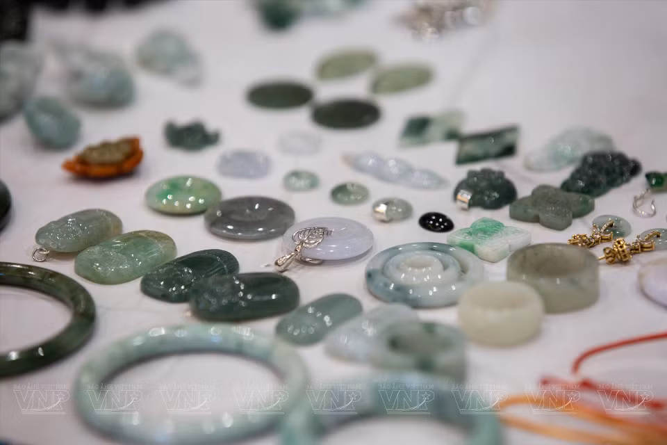 Elle a produit d'innombrables modèles de bijoux comme bracelets, colliers, boucles d'oreilles, broche de cheveux, … pour enrichir sa collection. Elle essaie toujours de rendre sa collection de plus en plus imprégnée de l'identité vietnamienne, afin de diffuser les valeurs culturelles de son cher pays non seulement aux amis vietnamiens et étrangers mais aussi à tous ceux qui ont le même intérêt pour les objets en jade.