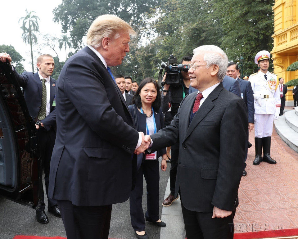 Le secrétaire général du Parti et président Nguyen Phu Trong accueillit et s'entretient avec le président américain Donald Trump à l'occasion de sa visite au Vietnam pour le deuxième Sommet États-Unis-République populaire démocratique de Corée, le 27 février 2019 à Hanoï. Photo: VNA