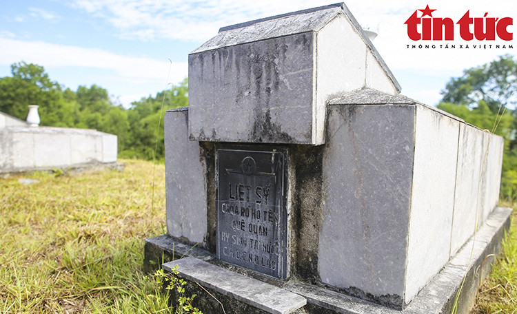 Un tombeau au cimetière national des martyrs Nâm. Photo: Journal Tin tuc