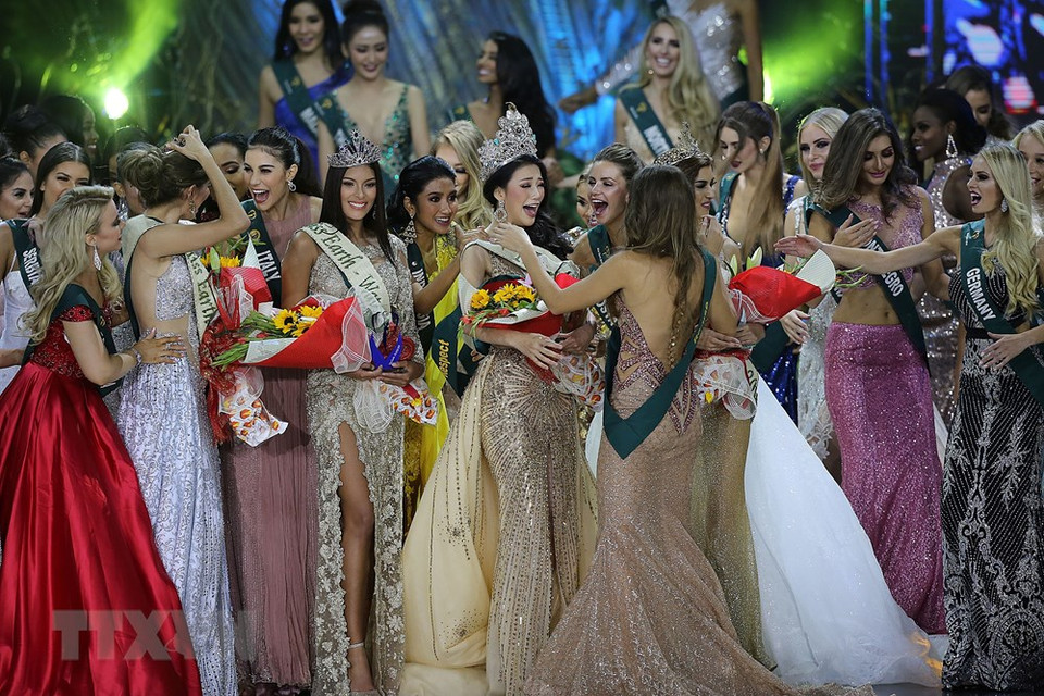  Auparavant, la jeune fille originaire de la province de Bên Tre (Sud) avait terminé première dans les épreuves des costumes nationaux et des robes de soirée. 