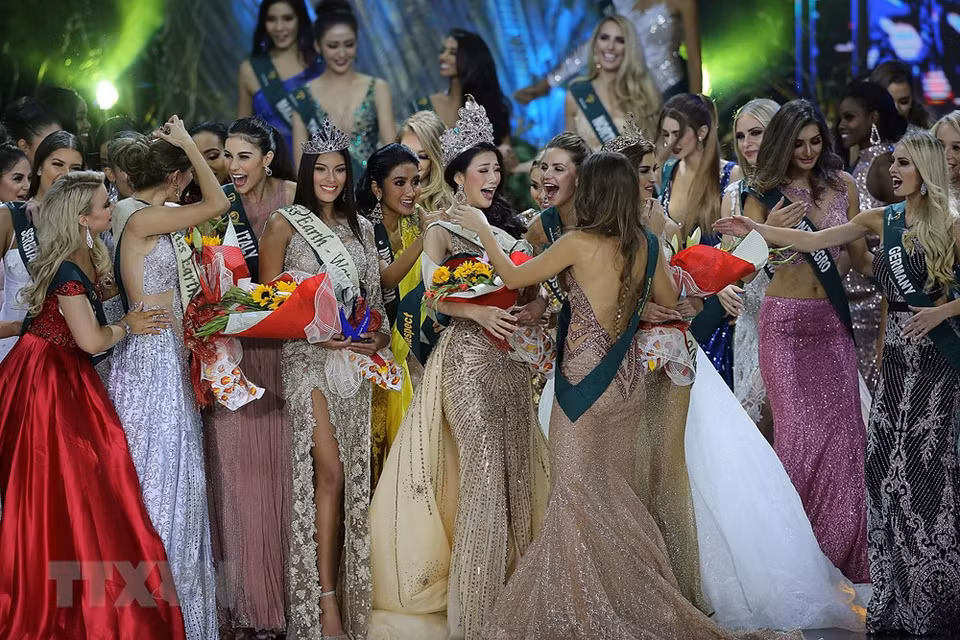  Auparavant, la jeune fille originaire de la province de Bên Tre (Sud) avait terminé première dans les épreuves des costumes nationaux et des robes de soirée. 