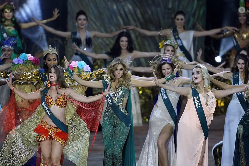  Les candidates participent à un numéro artistique en finale de Miss Earth 2018. 
