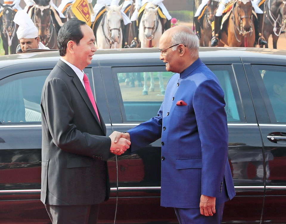 Le président indien Ram Nath Kovind (droit) accueille son homologue vietnamien Tran Dai Quang lors de la cérémonie officielle d'accueil. Photo : VNA