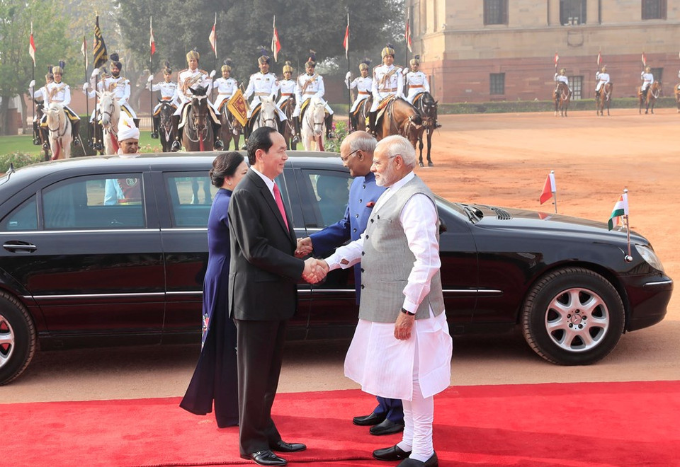 Le président Tran Dai Quang et son épouse sont respectivement accueillis par le Premier ministre Narendra Modi et le président de l'Inde Ram Nath Kovind. Photo : VNA