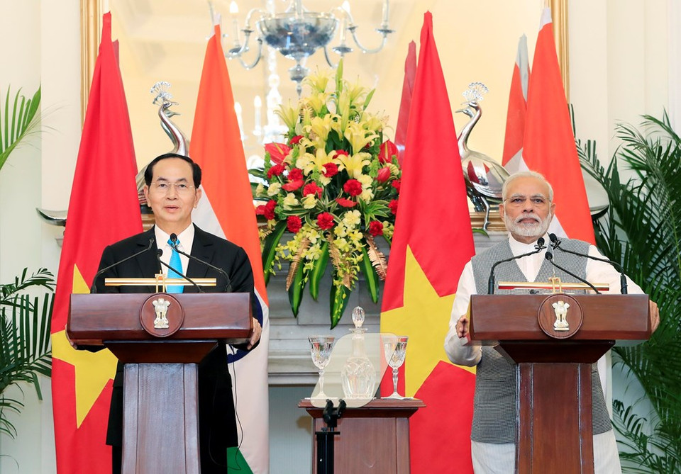 Le président Tran Dai Quang et le Premier ministre Narendra Modi président une conférence de presse conjointe pour annoncer les résultats de leurs pourparlers. Photo : VNA
