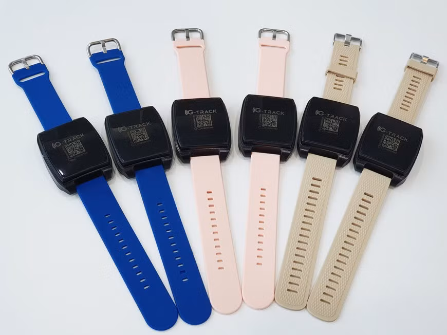 Portant ce bracelet, les F1 pourront être mise en quarantaine à domicile au lieu de se rendre dans des installations d'isolement centralisées. Photo: Ginnovations