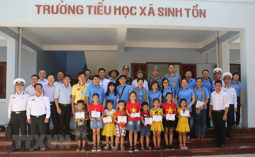 Des bourses d'études Vu A Dinh sont remises aux élèves de l'école primaire de la commune de Sinh Tôn relevant de l'archipel de Truong Sa. Photo: VNA