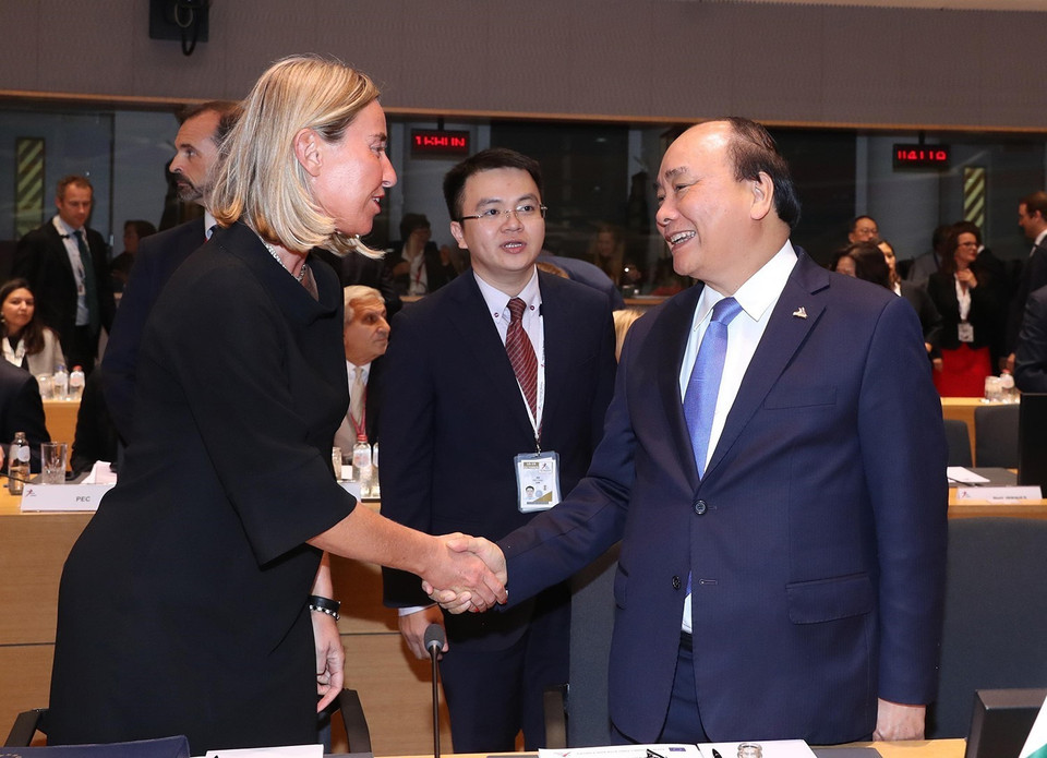  Le Premier ministre Nguyen Xuan Phuc rencontre la Haute représentante de l'UE pour les Affaires étrangères et la Politique de sécurité, Federica Mogherini, lors de la cérémonie d'ouverture du 12e Sommet de l'ASEM, le 18 octobre 2018 à Bruxelles, en Belgique. Photo: VNA