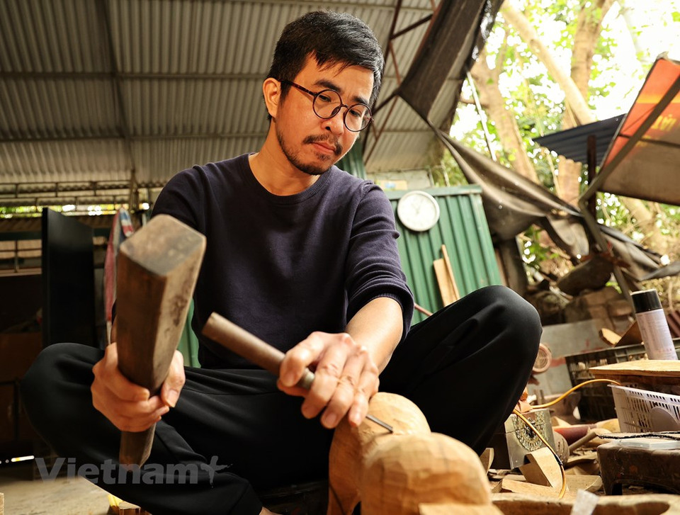 En venant au village ancien de Duong Lâm, dans le chef-lieu de Son Tây à Hanoï, les visiteurs sont toujours agréablement surpris de pouvoir admirer la collection de 1.010 statues de buffles du peintre-artisan Nguyên Tân Phat. La collection de buffles du peintre-artisan Nguyên Tân Phat s’organise selon plusieurs thèmes: le Buffle réel regroupe des buffles ayant l'air très drôles et sympathiques; le Buffle du portique de village est toujours associé à l'image de la campagne vietnamienne; le Buffle dragon envoie de l'espoir dans l'Année du Buffle. La fabrication de statues de buffles part de son grand amour pour cet animal. Photo: VietnamPlus