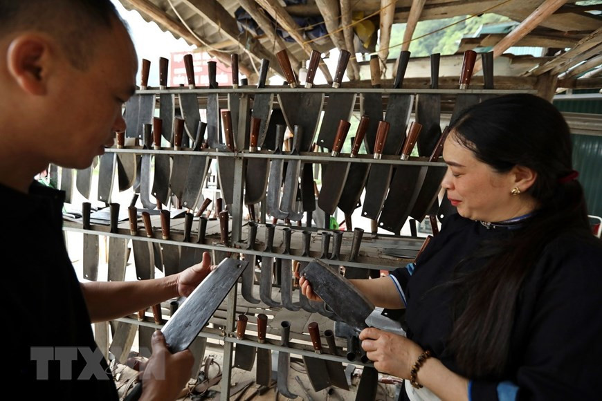 Actuellement, certaines étapes de la forge se font à la machine. Photo : VNA