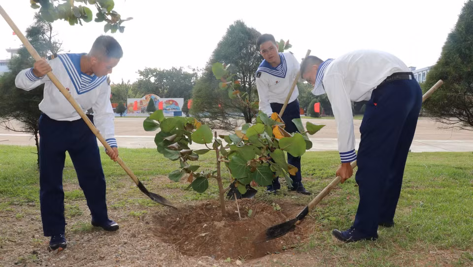 Des soldats plantent un "Bàng vuông" sur l'île de Nam Yêt. Photo: VNA