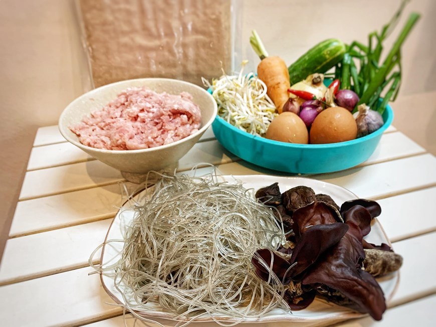 Le "nem" est un met festif traditionnel du Vietnam. Il en existe plusieurs variantes. La farce contienne du porc, du poulet, du crabe ou de la crevette. La farce du "nem" est exclusivement enroulée dans une galette de riz. 