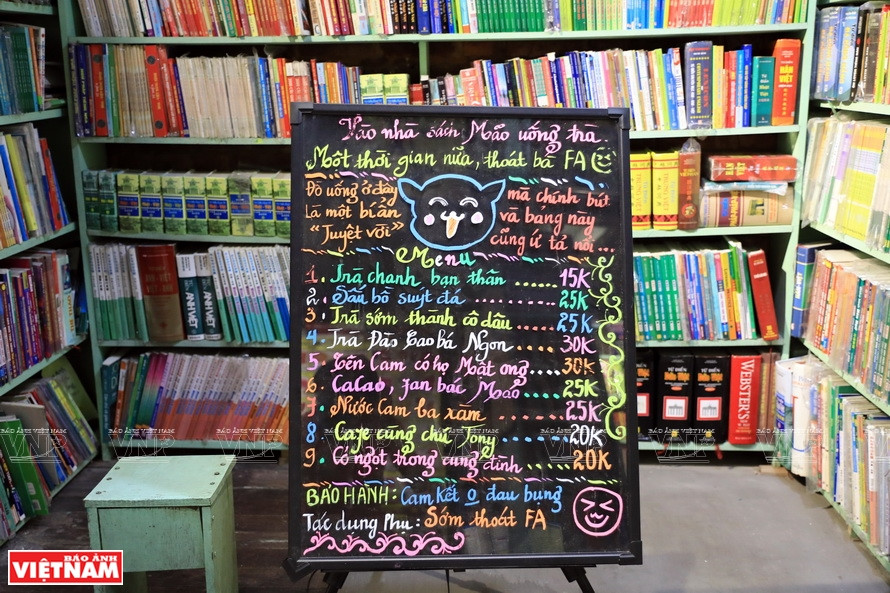 Il existe aussi un café-livre avec un petit espace pour servir les clients qui viennent acheter des livres. Photo: Vietnam Illustré