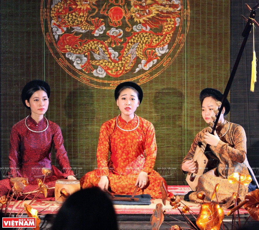 L'''ao dai'' est le costume principal des chanteuses du Ca tru. L'art du Ca tru a été inscrit en janvier 2009 par l'UNESCO sur la liste du patrimoine immatériel nécessitant une sauvegarde urgente. Photo: Vietnam Illustré