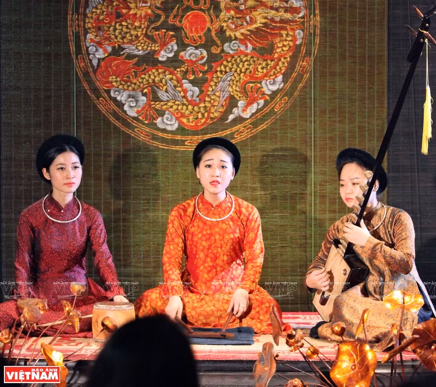 L'''ao dai'' est le costume principal des chanteuses du Ca tru. L'art du Ca tru a été inscrit en janvier 2009 par l'UNESCO sur la liste du patrimoine immatériel nécessitant une sauvegarde urgente. Photo: Vietnam Illustré